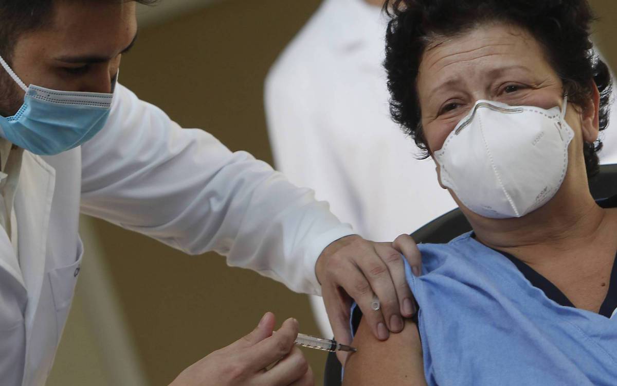 Vacina&ccedil;&atilde;o contra o coronav&iacute;rus para os profissionais do Hospital Municipal Ronaldo Gazolla. Na foto, t&eacute;cnica de enfermagem Izamara Barbosa - Luciano Belford/Agencia O Dia