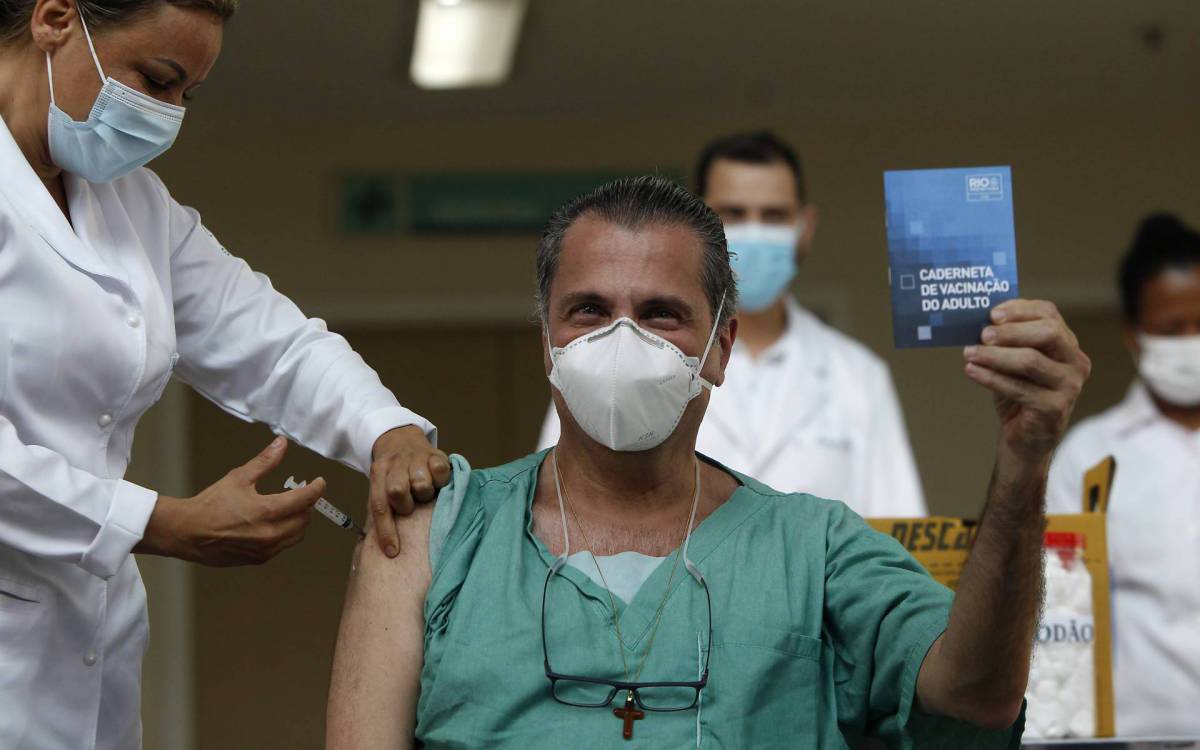 Rio de Janeiro 19/01/2021 - A Secretaria Municipal de Sa&uacute;de (SMS) in&iacute;ciou nesta ter&ccedil;a-feira, &agrave; vacina&ccedil;&atilde;o contra o coronav&iacute;rus para os profissionais do Hospital Municipal Ronaldo Gazolla. Foto: Luciano Belford/Agencia O Dia - Luciano Belford/Agencia O Dia