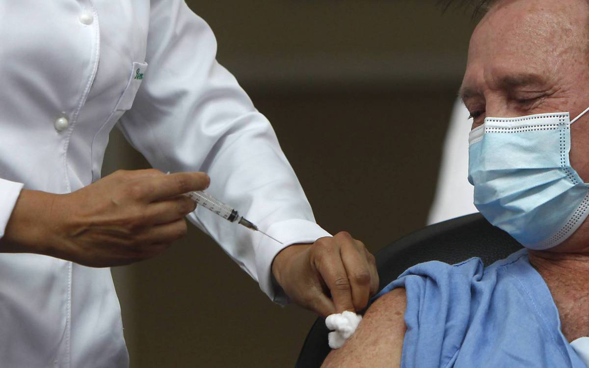 Rio de Janeiro 19/01/2021 - A Secretaria Municipal de Sa&uacute;de (SMS) in&iacute;ciou nesta ter&ccedil;a-feira, &agrave; vacina&ccedil;&atilde;o contra o coronav&iacute;rus para os profissionais do Hospital Municipal Ronaldo Gazolla. Foto: Luciano Belford/Agencia O Dia