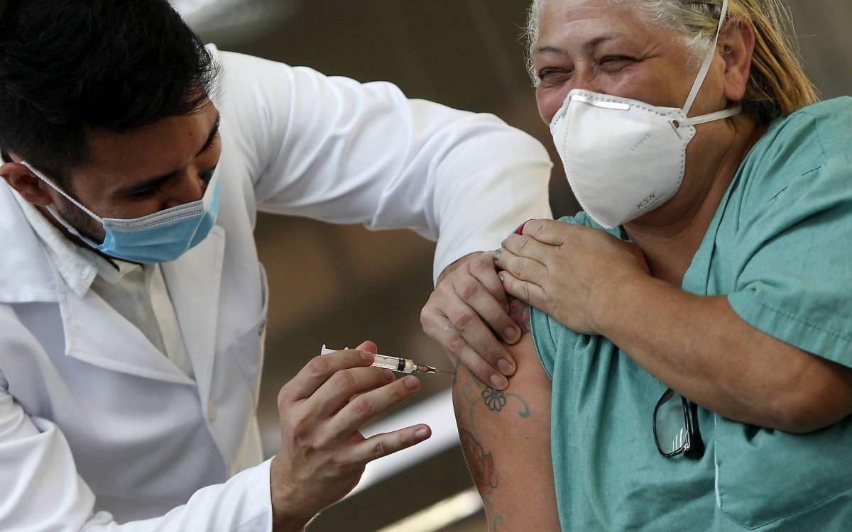 Rio de Janeiro 19/01/2021 - A Secretaria Municipal de Sa&uacute;de (SMS) in&iacute;ciou nesta ter&ccedil;a-feira, &agrave; vacina&ccedil;&atilde;o contra o coronav&iacute;rus para os profissionais do Hospital Municipal Ronaldo Gazolla. Foto: Luciano Belford/Agencia O Dia - Luciano Belford/Agencia O Dia