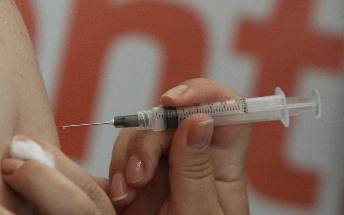 in&iacute;cio da vacina&ccedil;&atilde;o contra a Covid-19 dos profissionais de sa&uacute;de de Niter&oacute;i no Hospital Municipal Oce&acirc;nico em Piratininga. Vacina contra Covid-19