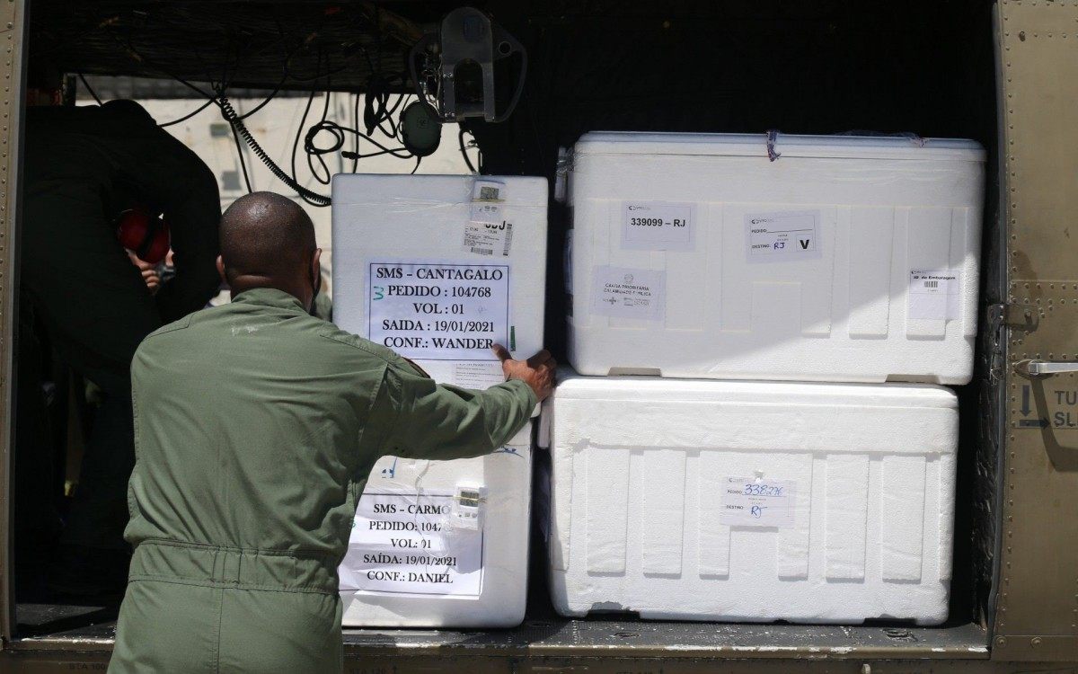 Carregamento de vacinas contra covid-19 saindo de helicptero da base do GAM em Niter&oacute;i para ser distribu&iacute;da em munic&iacute;pios do Estado do Rio de Janeiro - Daniel Castelo Branco