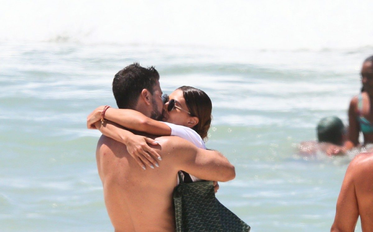 Juliana Paes leva seus filhos para aula de surf na praia