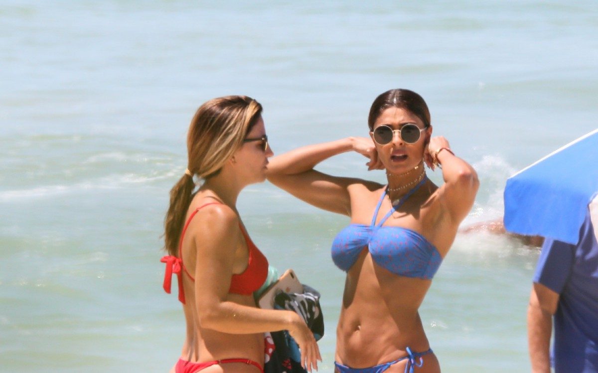 Juliana Paes leva seus filhos para aula de surf na praia