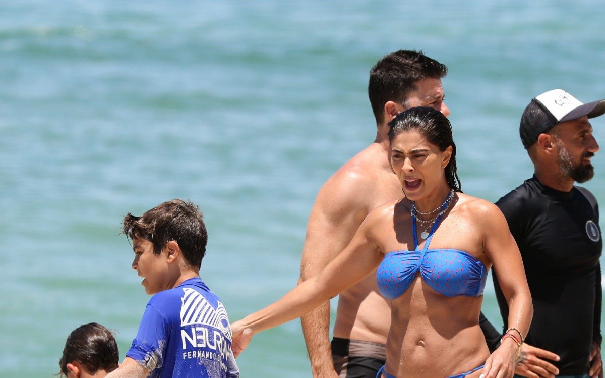Juliana Paes leva seus filhos para aula de surf na praia