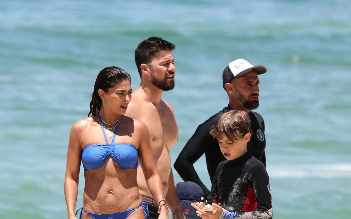 Juliana Paes leva seus filhos para aula de surf na praia