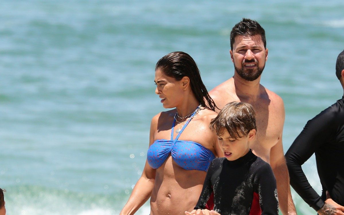 Juliana Paes leva seus filhos para aula de surf na praia