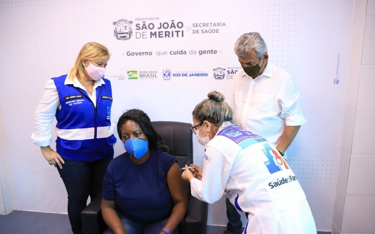 Auxiliar de serviços gerais do Hospital Municipal de Meriti é a primeira vacinada contra a Covid-19 - Divulgação/ PMSJM