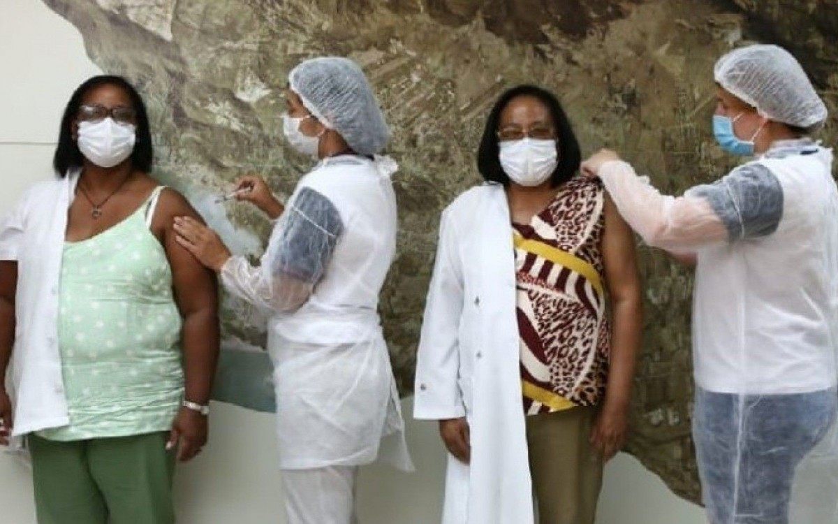 A técnica em enfermagem Maristela Machado e a médica Maria de Fátima Nolasco foram as primeiras em Itaguaí a receber a vacina - Divulgação -  PMI