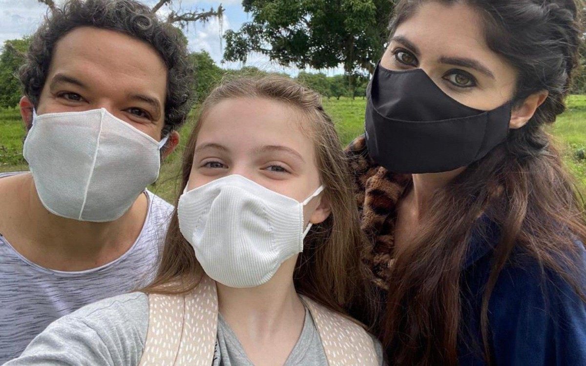 Bia Brumatti com os atores Julianne Trevissol e Fifo Benicase - Divulgação 