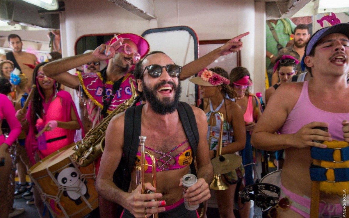 Vitor Mazzeo tocando no bloco do Boto Marinho