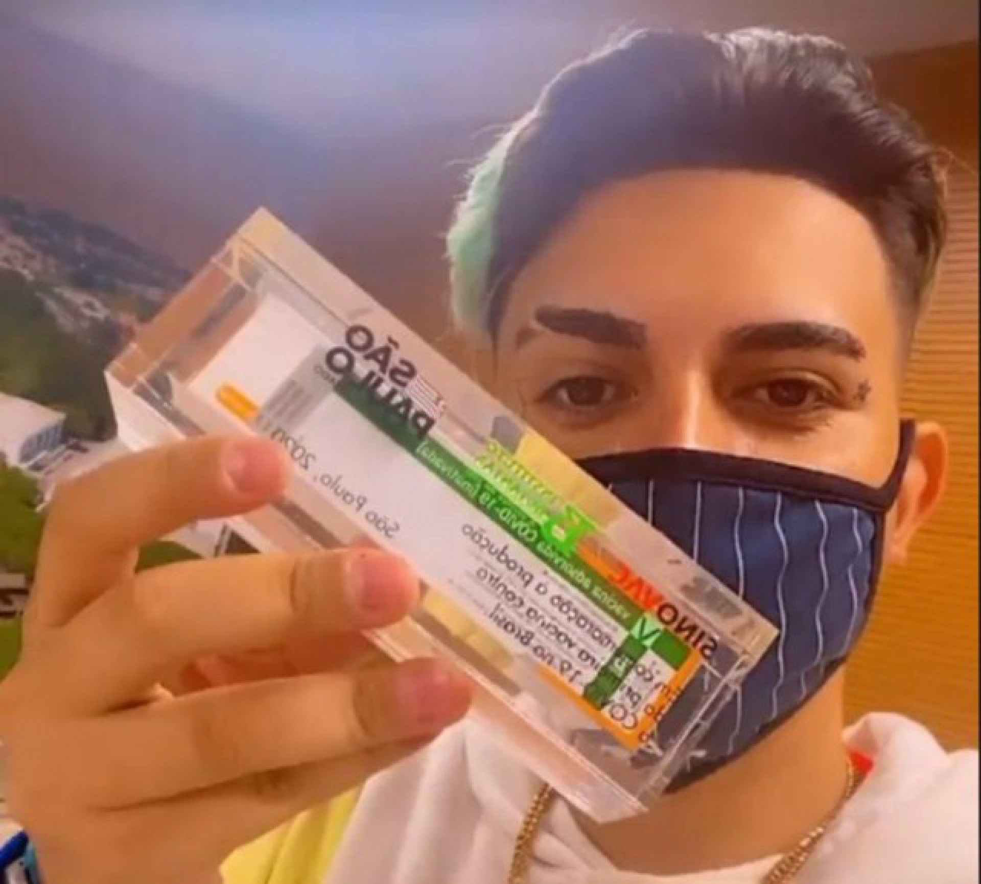 MC Fioti com a vacina CoronaVac - Reprodução 