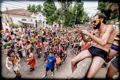 Carnaval segue indefinido na Região dos Lagos, enquanto outras cidades do Rio cancelam evento