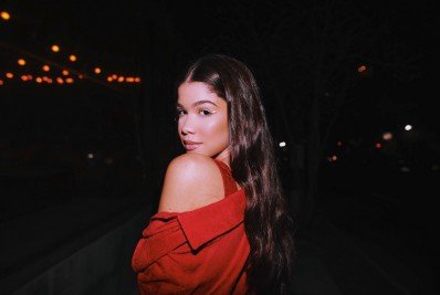 Filha de Dennis DJ, Tília Fialho chama atenção no cenário musical