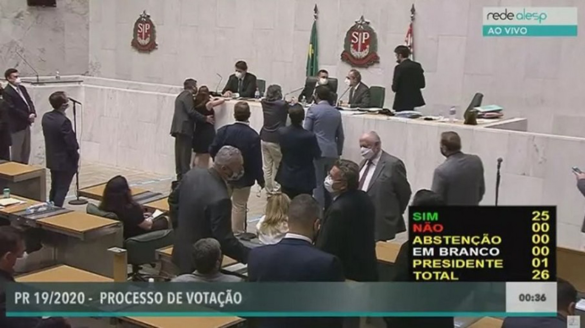 Deputado estadual Fernando Cury (Cidadania) coloca mão no seio de deputada estadual Isa Penna (PSOL) durante sessão na Alesp - Reprodução