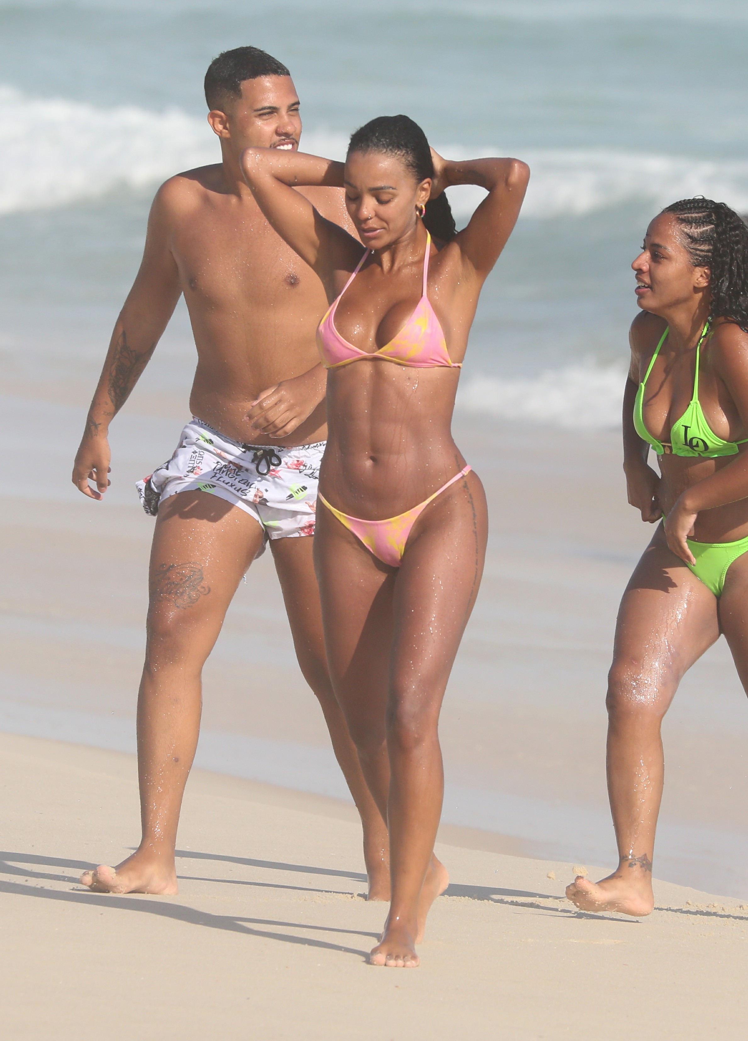 Esposa de Ludmila, Brunna Gonçalves curte praia com amigos - Andre_Freitas