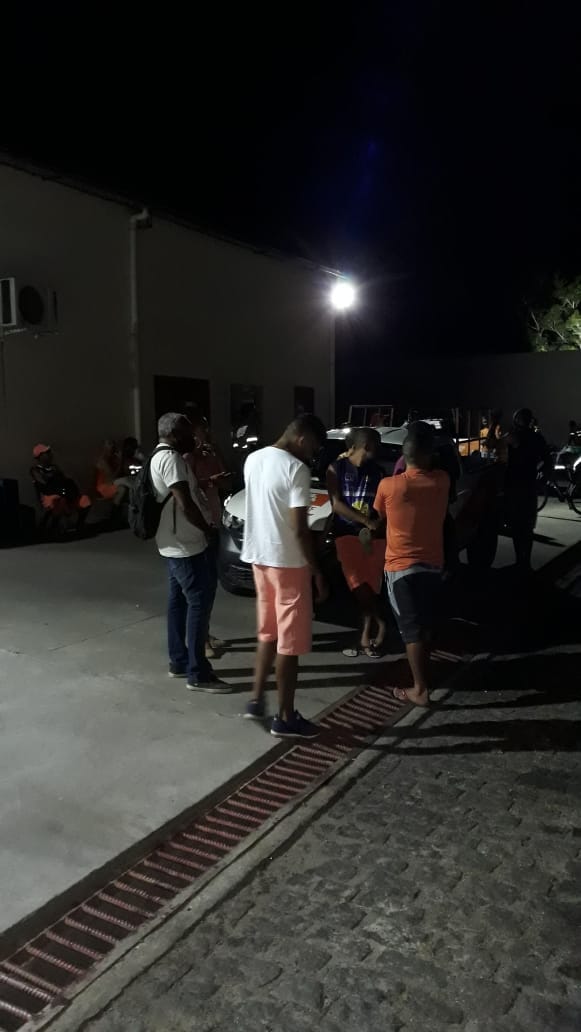 Funcion&aacute;rios acampam e passam a noite na Comsercaf - Cabo Frio  - Imagem de leitor