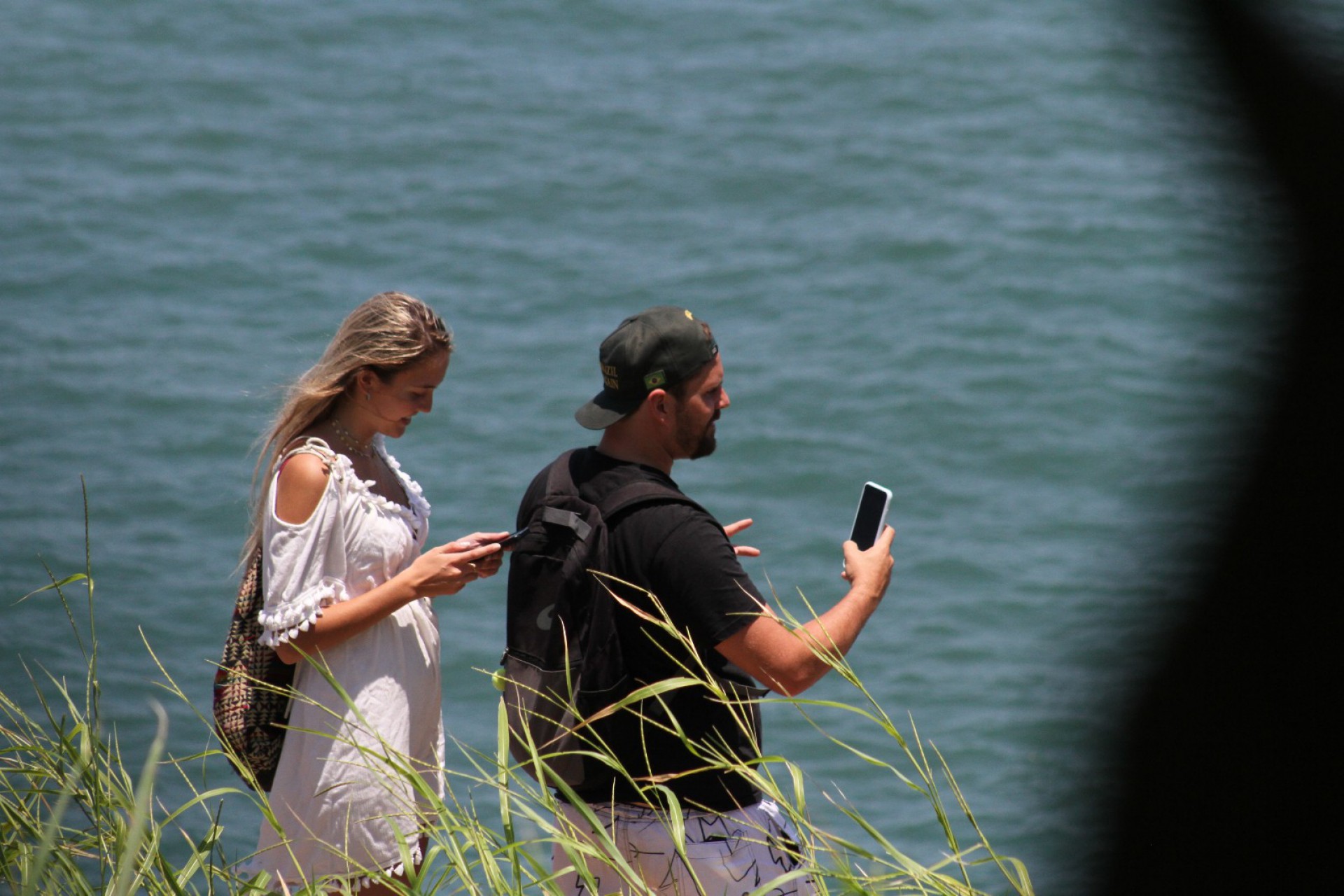 Thiago Gagliasso curte dia de praia com a namorada, Maiara, no Rio - Ag. News