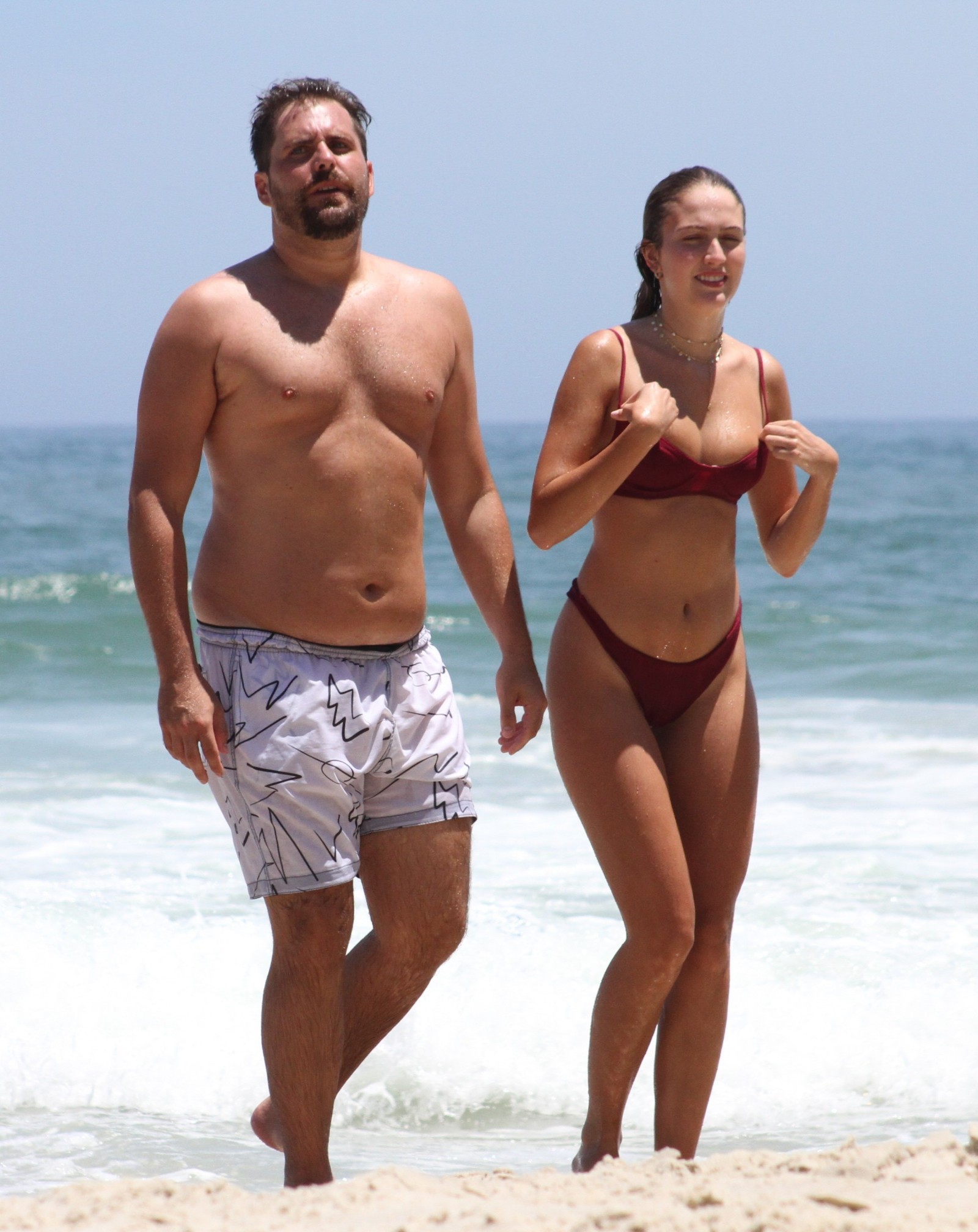 Thiago Gagliasso e a namorada, Maiara, em praia do Rio nesta ter&ccedil;a-feira - Ag. News