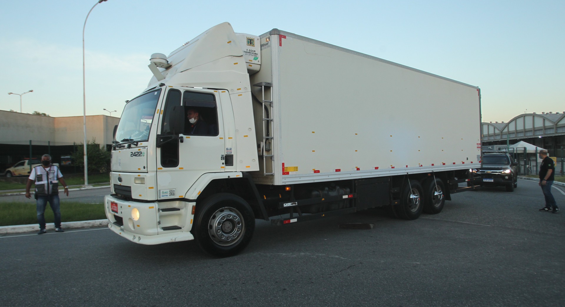 Chegada de vacinas no Galeão. Policia Federal escolta o caminhão com as vacinas. - Estefan Radovicz / Agencia O Dia