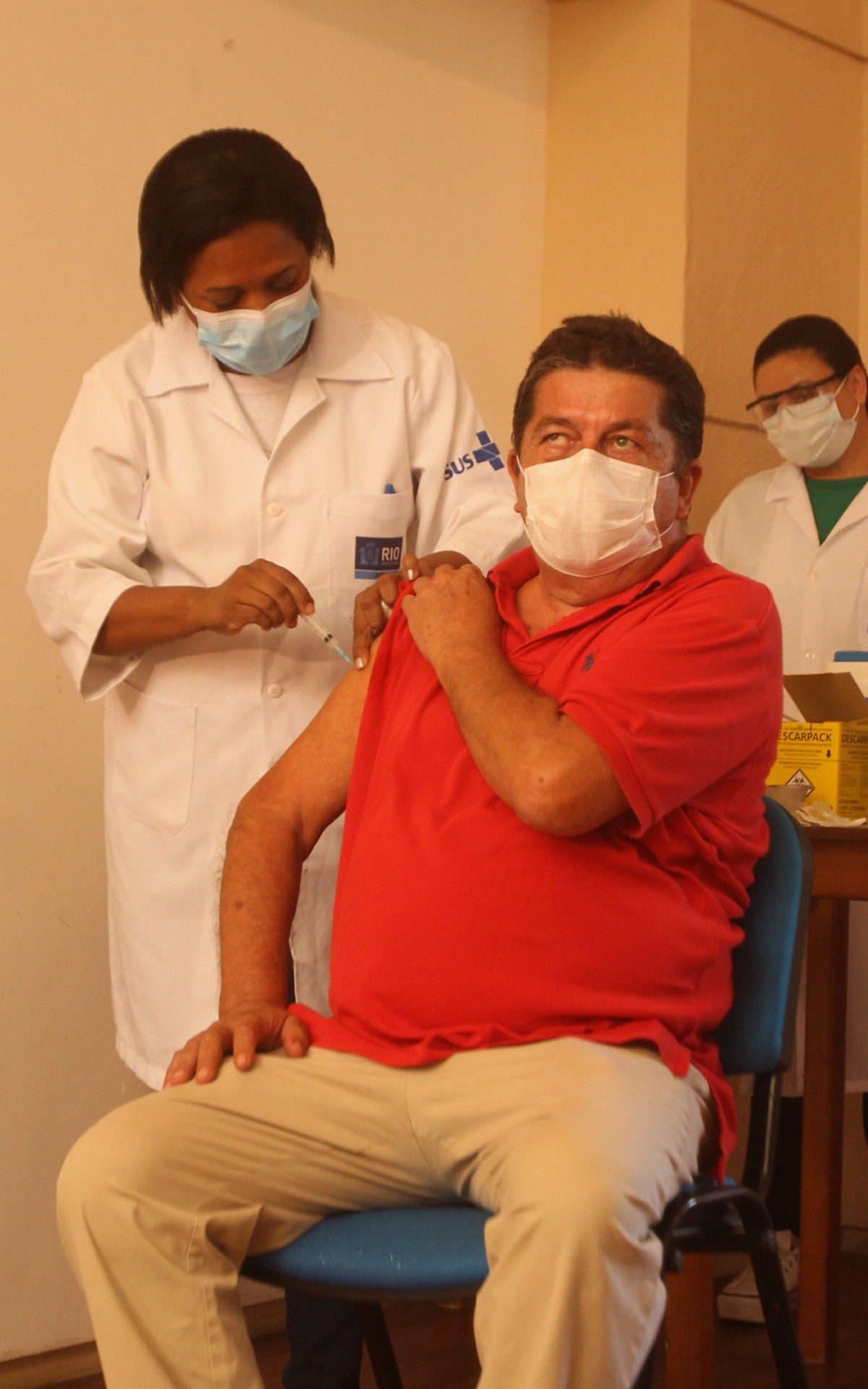 Vacinação no Retiro dos Artistas em Jacarepaguá. O Ator e Diretor do retiro, Stephan Nercesian recebe a vacina.