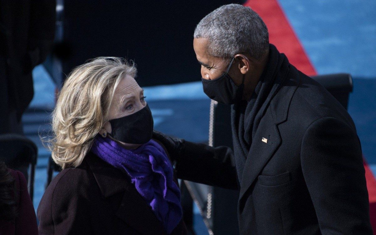 Former US First Lady and Secretary of State Hillary Clinton (L) and former US President Barack Obama talk at the end of the 59th Presidential Inauguration on January 20, 2021, at the US Capitol in Washington, DC. (Photo by Caroline Brehman / POOL / AFP)
