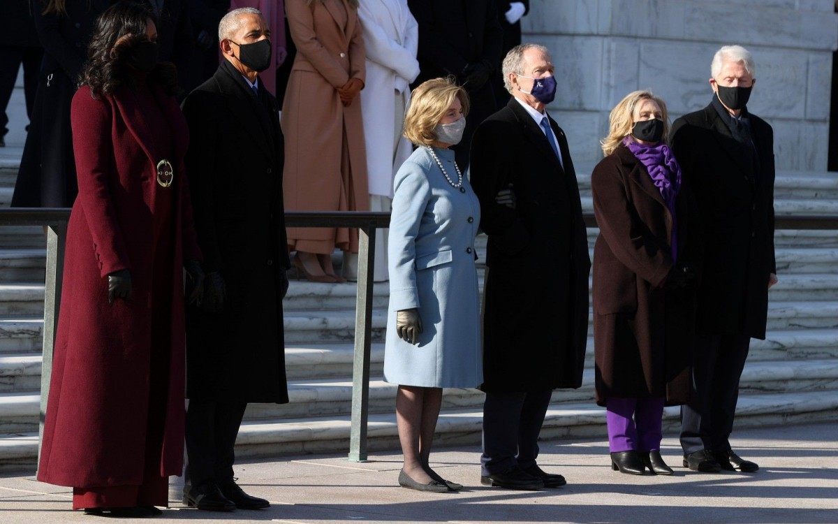 ARLINGTON, VA - JANUARY 20: Former U.S. President Barack Obama, Michelle Obama, and former U.S. President George W. Bush and Laura Bush, and former U.S. President Bill Clinton and former Secretary of State Hillary Clinton attend a wreath-laying ceremony at the Tomb of the Unknown Soldier after the President Joe Biden's Presidential Inauguration at the U.S. Capitol January 20, 2021 at Arlington National Cemetery in Arlington, Virginia. During today's inauguration ceremony Joe Biden becomes the 46th president of the United States.   Chip Somodevilla/Getty Images/AFP
      Caption