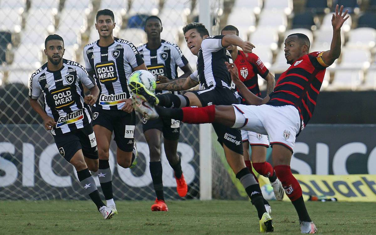 OBotafogo sucumbiu aos pr&oacute;prios erros e &agrave; garra do Atl&eacute;tico-GO.  - Vitor Silva/Botafogo