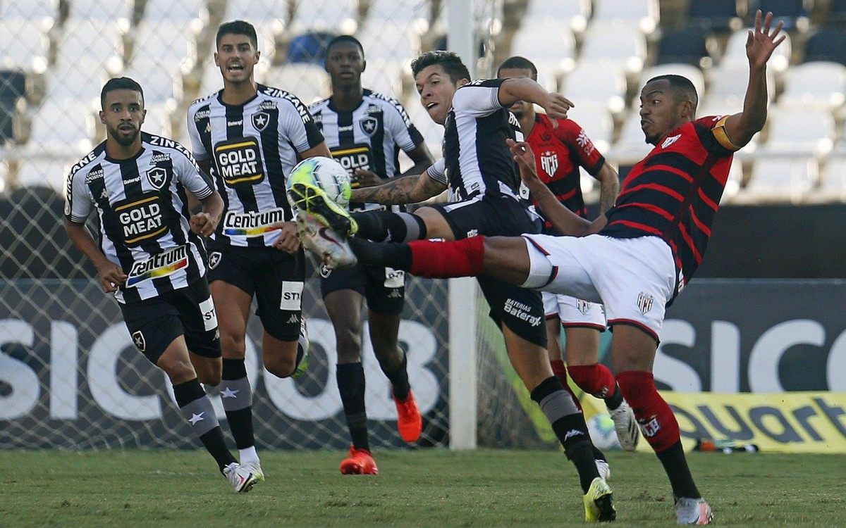 Mais transpiração do que inspiração, o Botafogo até criou boas chances, mas as falhas na defesa foram decisivas, mais uma vez