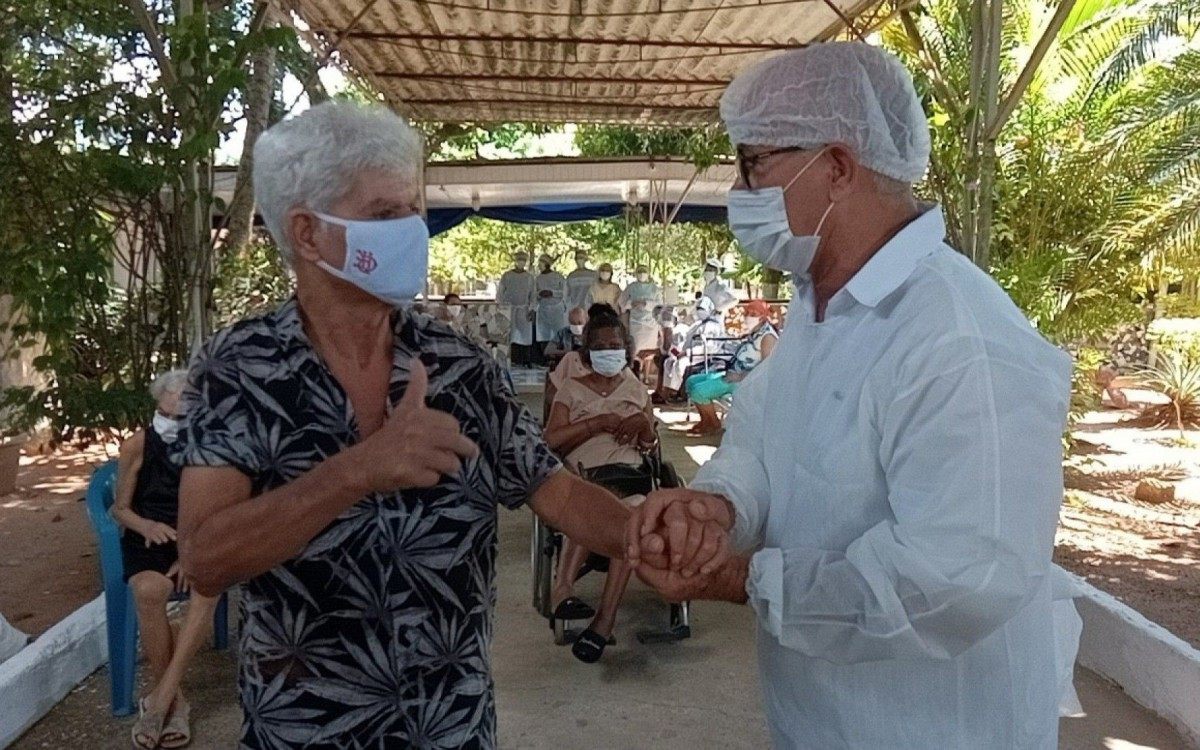 Duque de Caxias começa vacinação contra Covid-19 em asilos