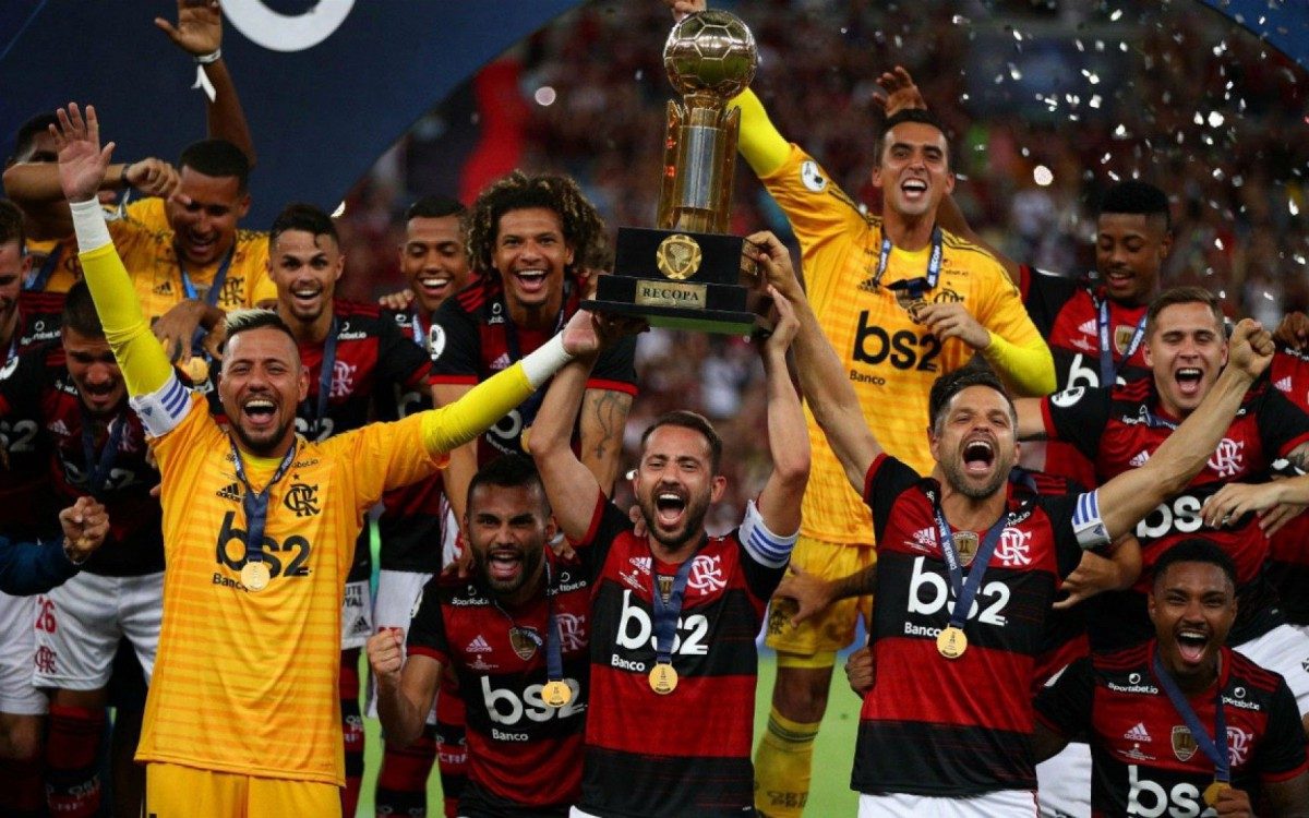 Jogadores do Flamengo comemoram conquista da Recopa