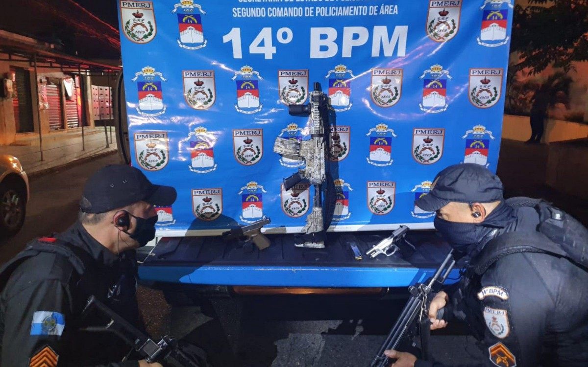 Polícia Militar apreende um fuzil, duas pistolas e munições em ação na Vila Kennedy - Reprodução / Redes Sociais