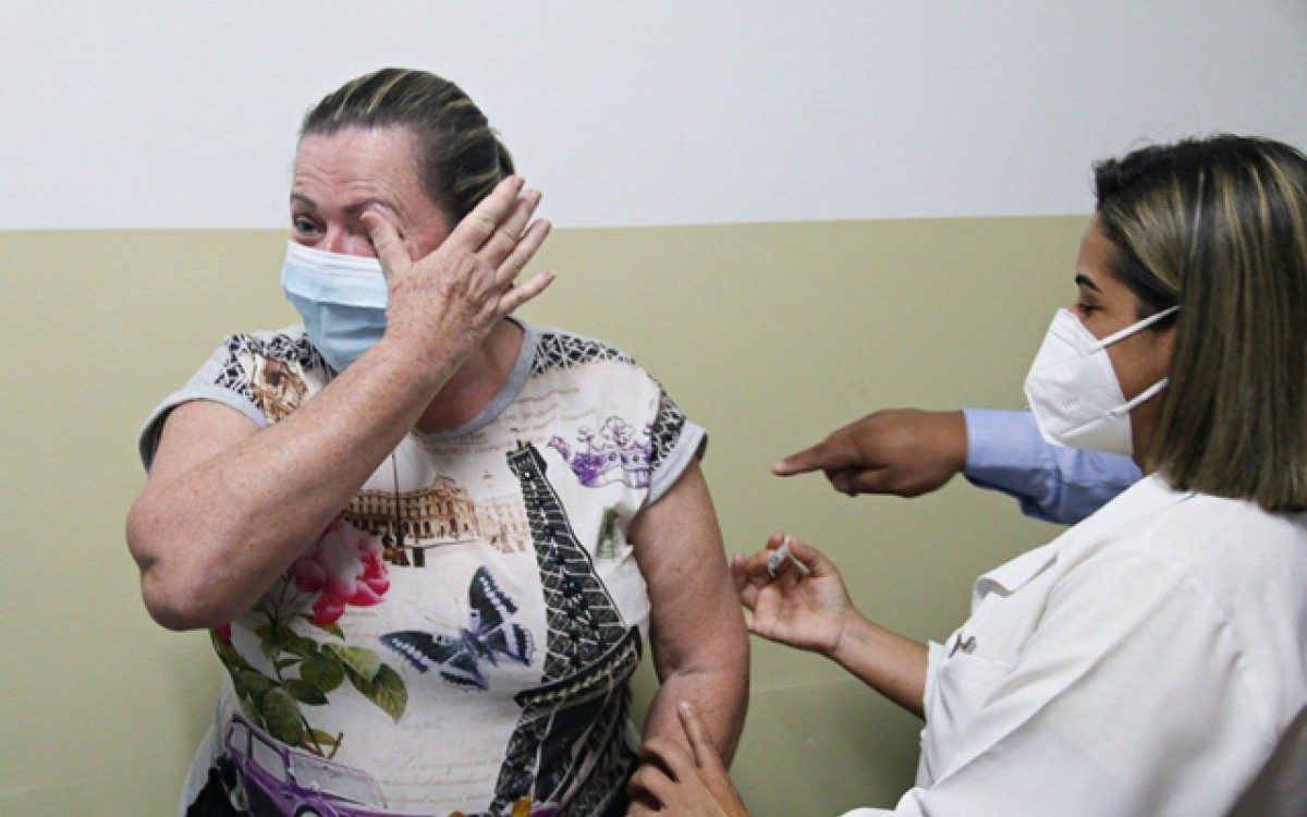 Enfermeira se emocionou ao ser vacinada contra a Covid-19