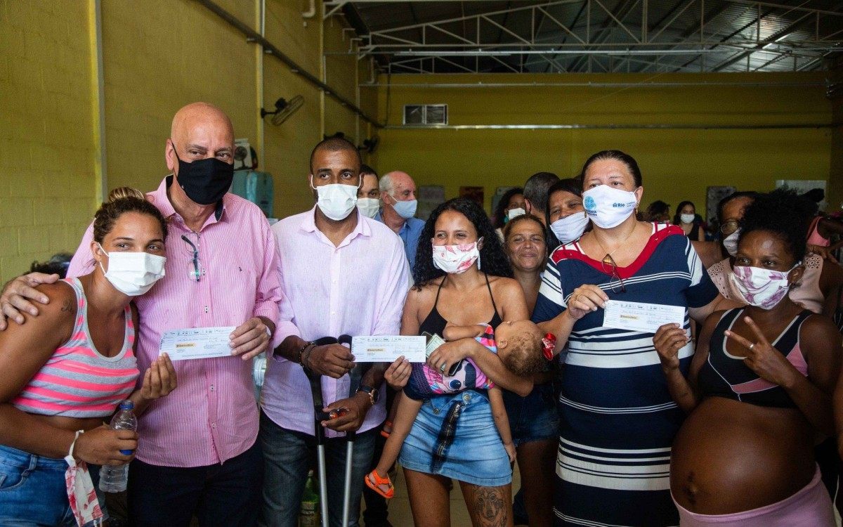 Desabrigados por inc&ecirc;ndio em Santa Cruz recebem primeiro pagamento do aluguel social - Fernando Maia/Assistência Social