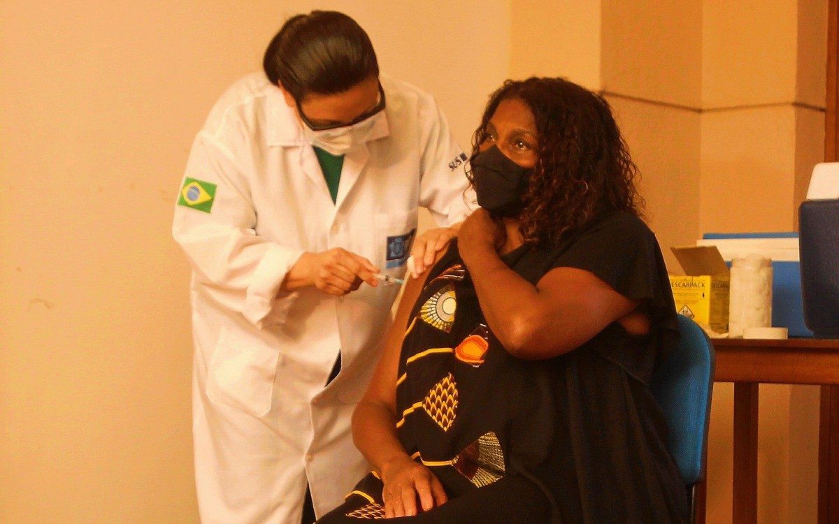 Zez&eacute; Mota recebe a vacina no retiro. - Estefan Radovicz / Agencia O Dia
