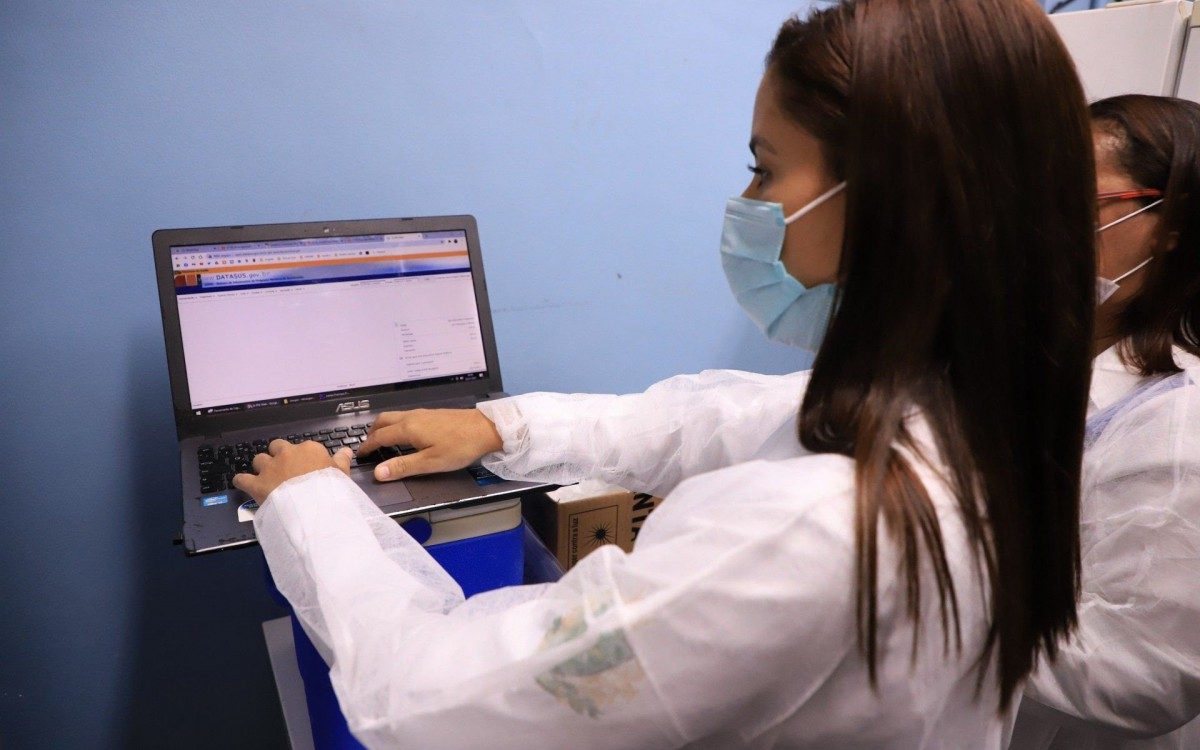 Ao ser vacinada, os dados da pessoa, incluindo nome, número do cartão do SUS e outras informações são imediatamente enviadas pelo sistema do SI-PNI Campanha