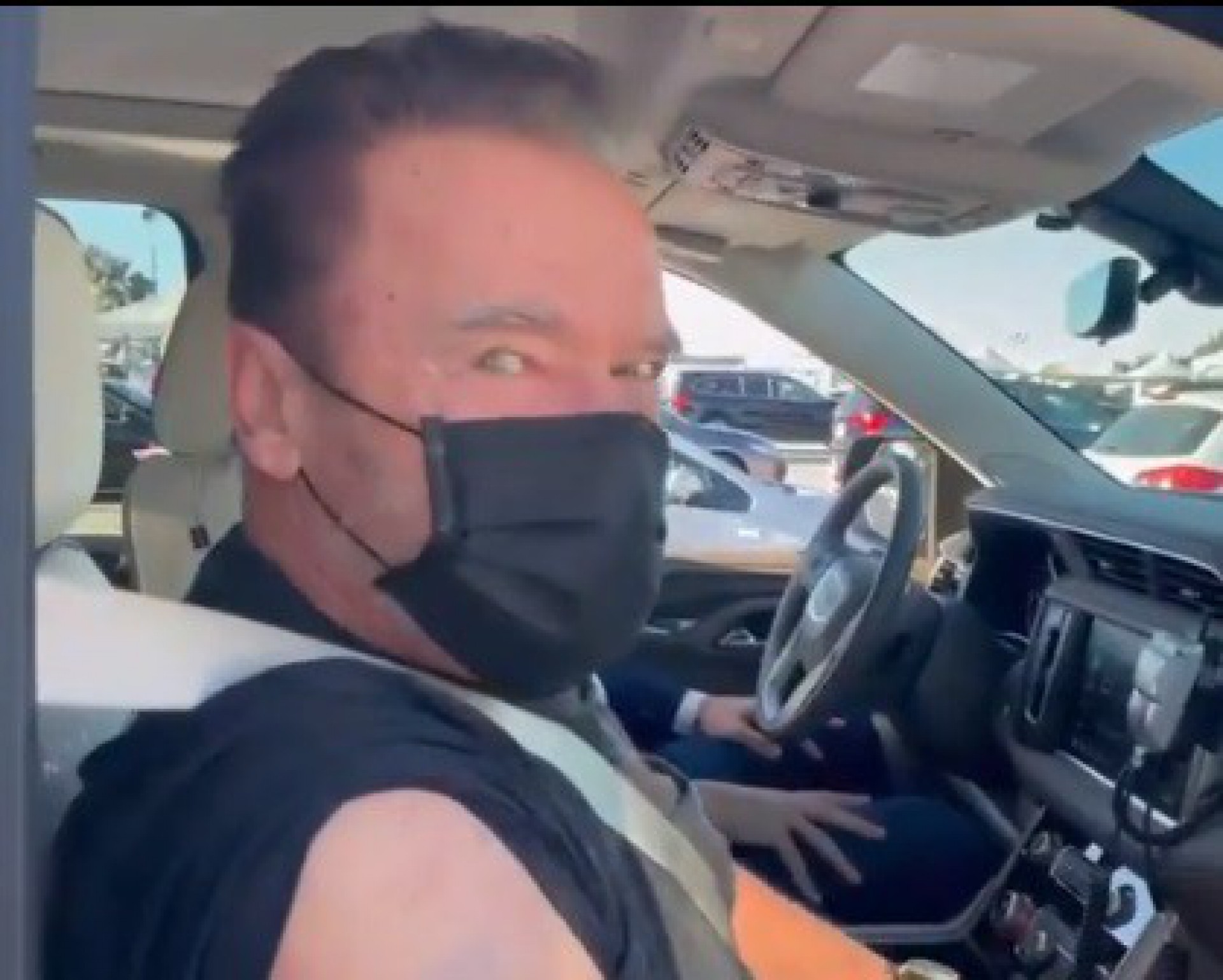 Arnold Schwarzenegger se vacina contra a covid-19 - reprodução de vídeo