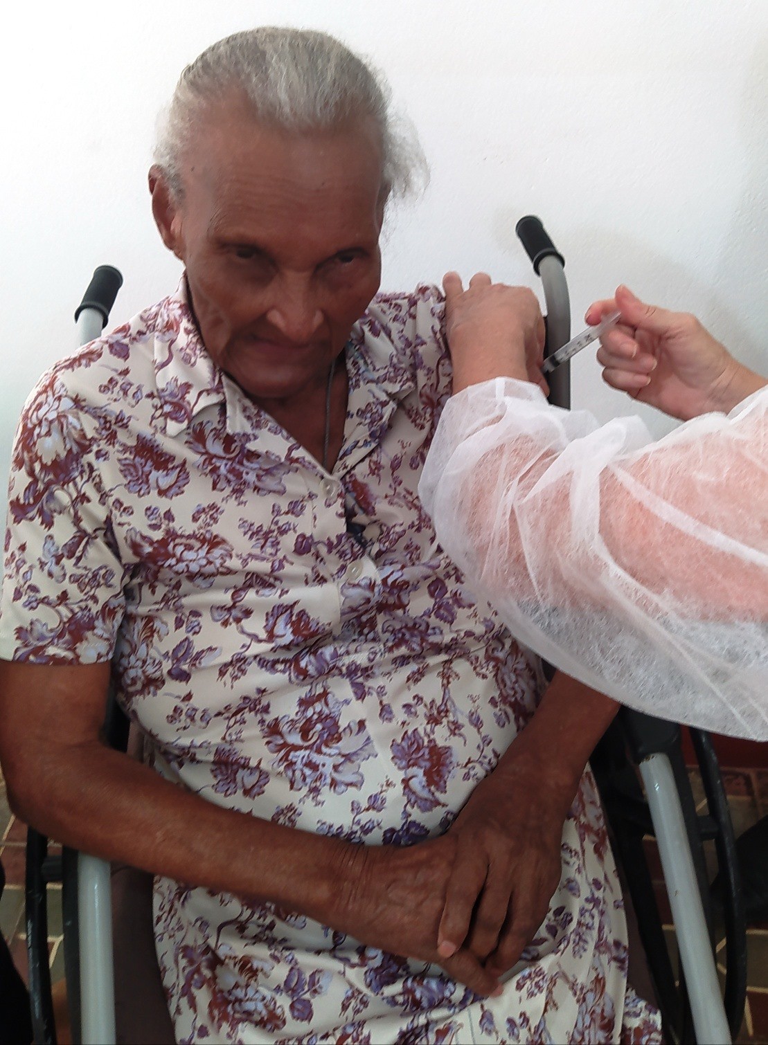 Maria de Lourdes C&acirc;ndido, de 110 anos, &eacute; a primeira moradora de Bom Jesus do Itabapoana a receber a vacina CoronaVac. - Foto: divulga&ccedil;&atilde;o/PMBJI