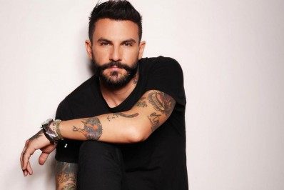 Ex-BBB Wagner diz que faturamento aumentou após vídeo em que recebe beijo grego