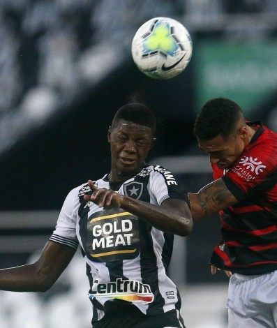 Matheus Babi lutou muito e fez o único gol alvinegro no Niltão 