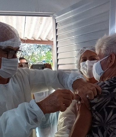 Duque de Caxias come&ccedil;a vacina&ccedil;&atilde;o contra Covid-19 em asilos - Divulga&ccedil;&atilde;o