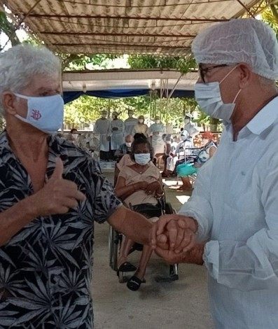 Duque de Caxias come&ccedil;a vacina&ccedil;&atilde;o contra Covid-19 em asilos - Divulga&ccedil;&atilde;o