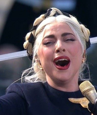 Lady Gaga canta o hino nacional dos Estados Unidos na posse de Joe Biden - Foto: Reprodução / Twitter
