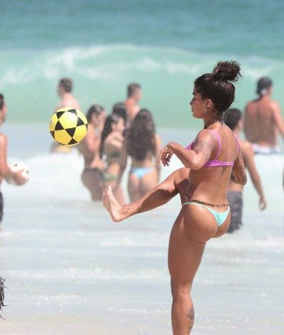 Aline Riscado na praia da Barra -  