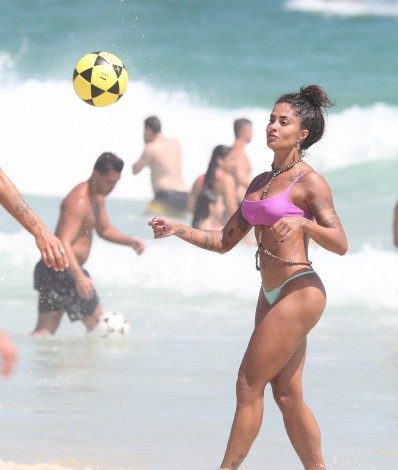 Aline Riscado na praia da Barra -  