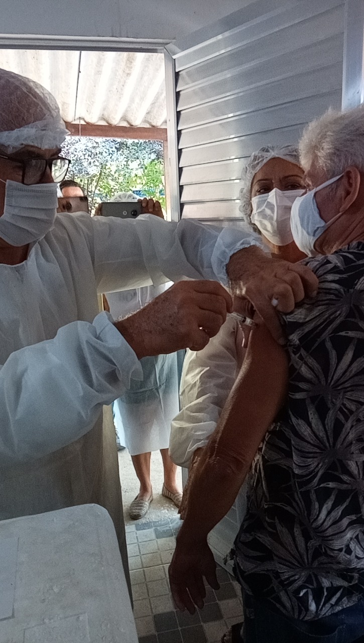 Duque de Caxias começa vacinação contra Covid-19 em asilos