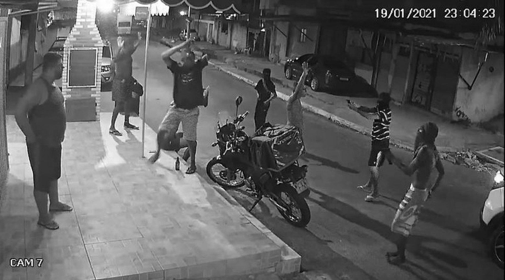 V&iacute;deo: Bandidos armados assaltam moradores de S&atilde;o Jo&atilde;o de Meriti