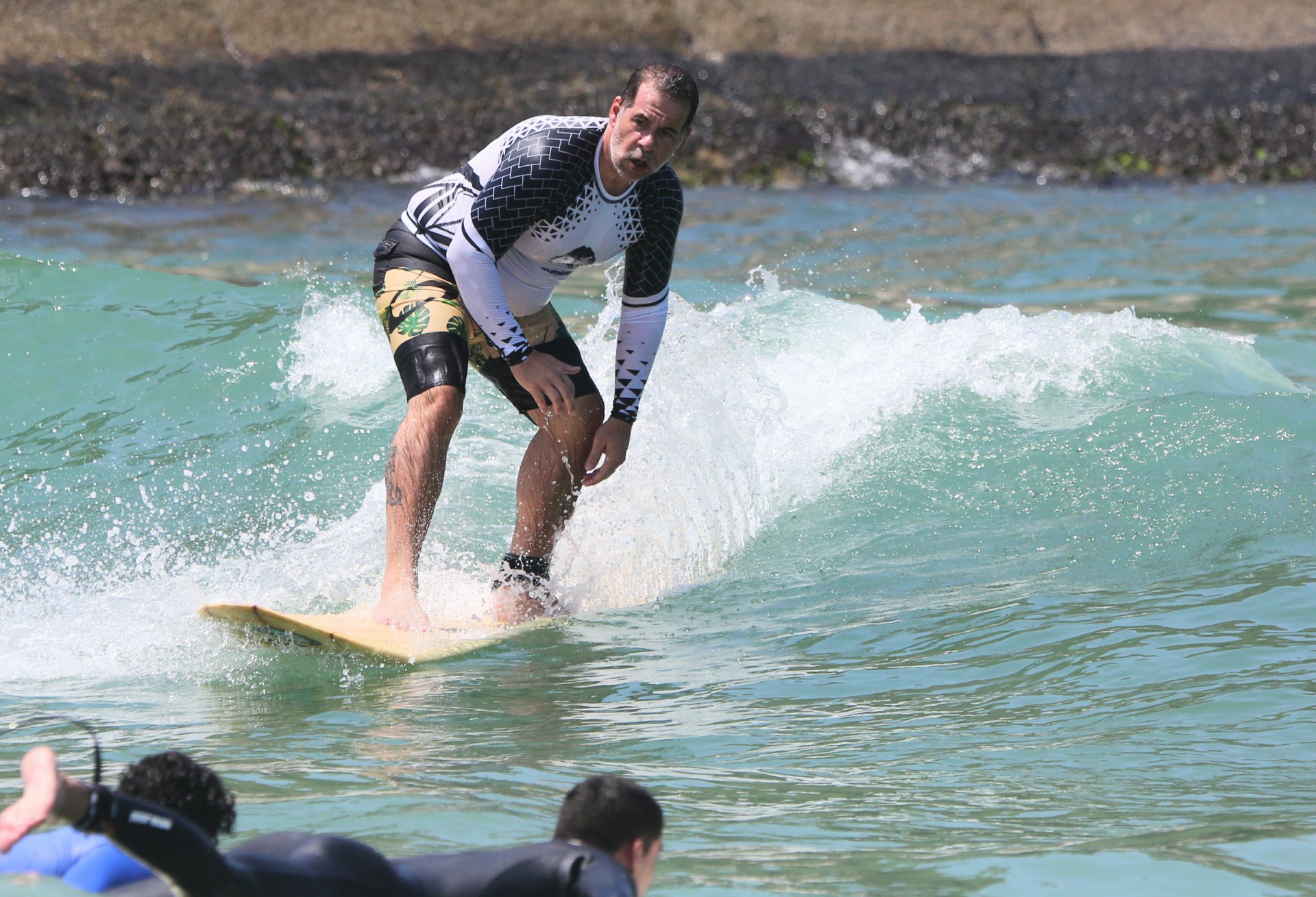 Em Dia De Sol Famosos Praticam Surf Na Orla Do Rio Mh Celebridades E Tv