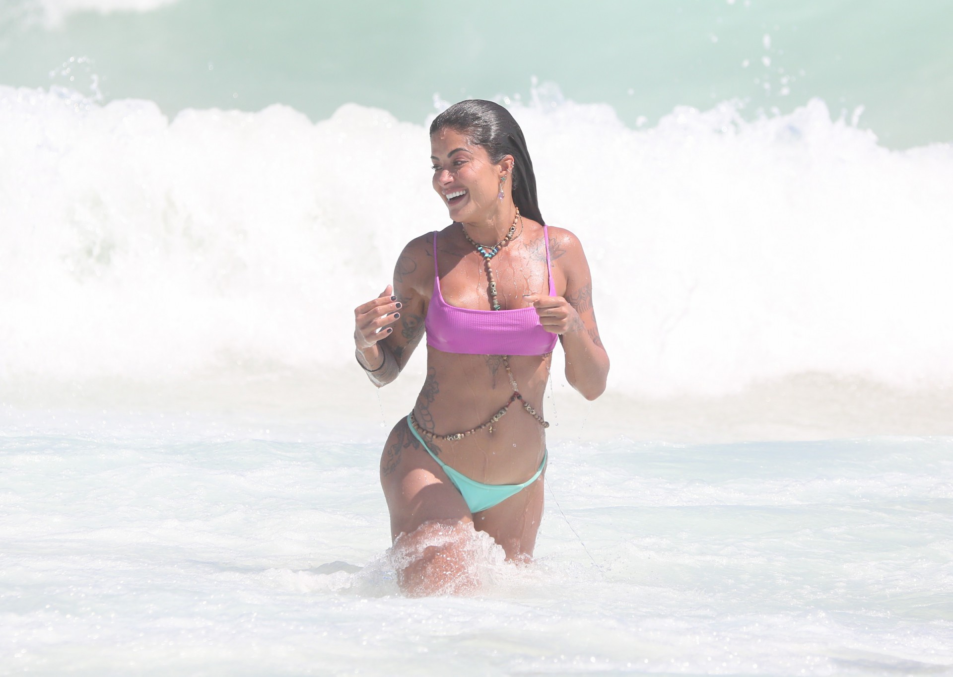 Aline Riscado na praia da Barra -  