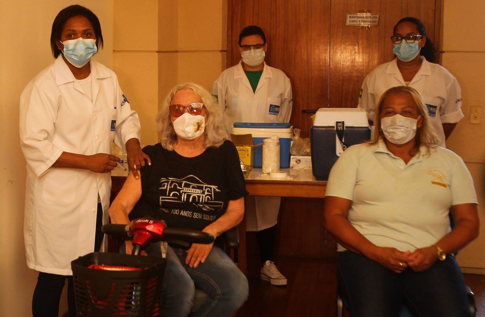 A artista, letrista, Ana Terra, &eacute; a primeira a receber a vacina no Retiro dos Artistas - Estefan Radovicz / Ag&ecirc;ncia O Dia